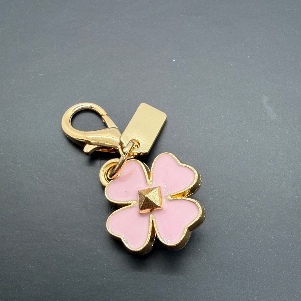 3/$15 🌸 Elegant Pink and Gold Flower Keychain